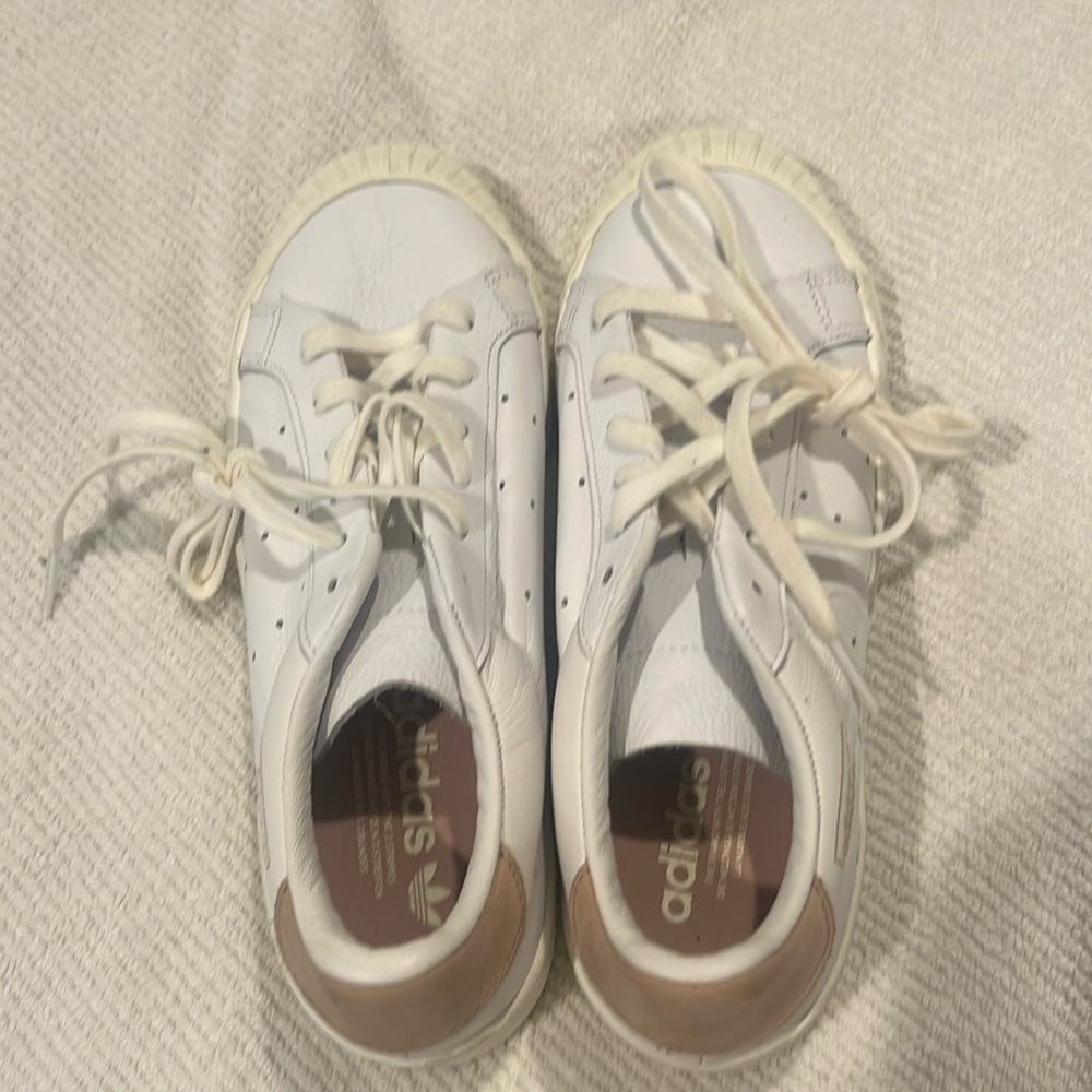 Adidas Vintage Sneakers white and tan trim never worn US size 7 1/2